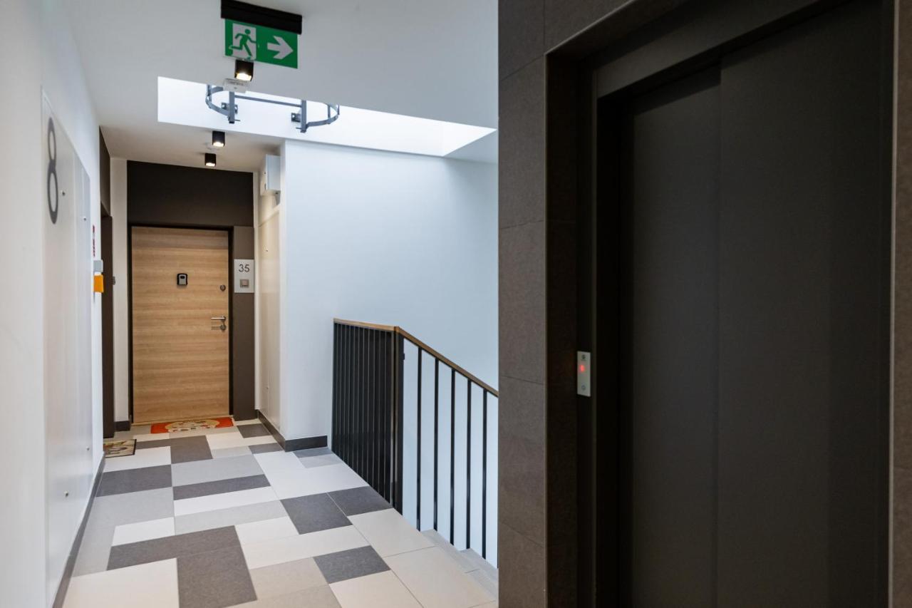 Industrial Pet-friendly With Movie Projector By Renters