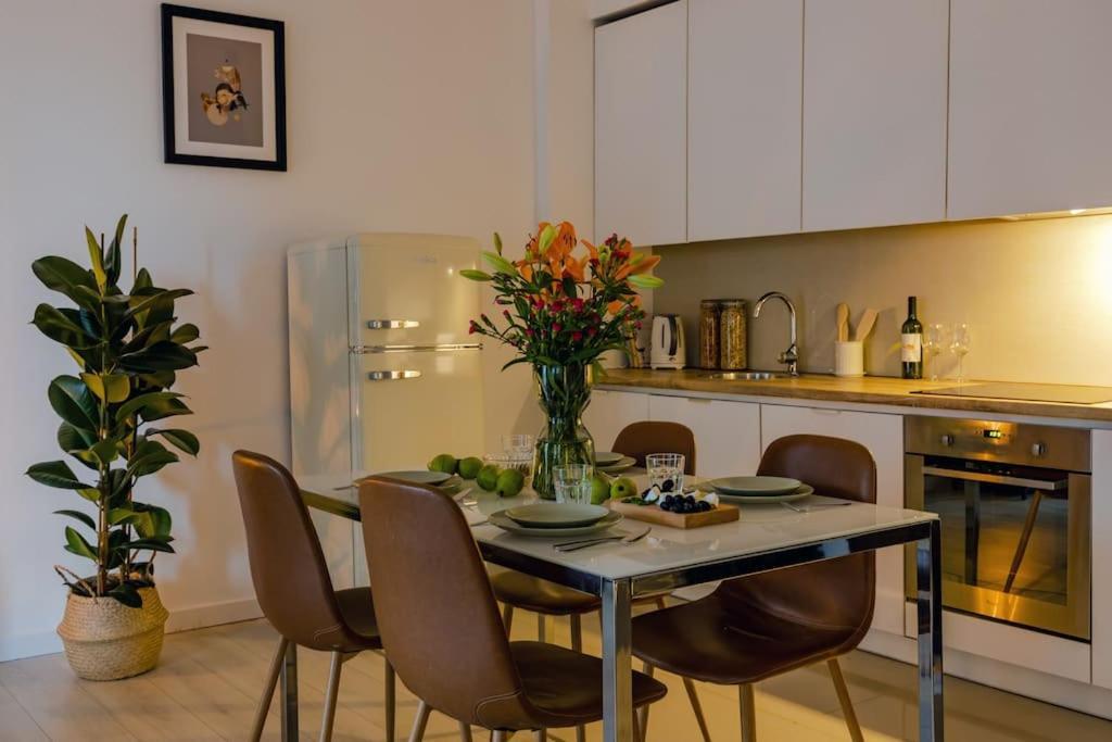 Oomph Downtown Atmospheric Zelazna Street Apartment *