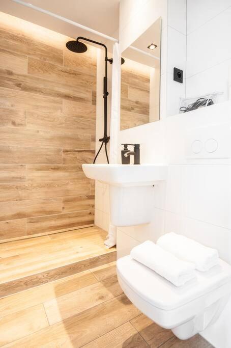 Apartment Unique With Stunning View & Netflix Warsaw