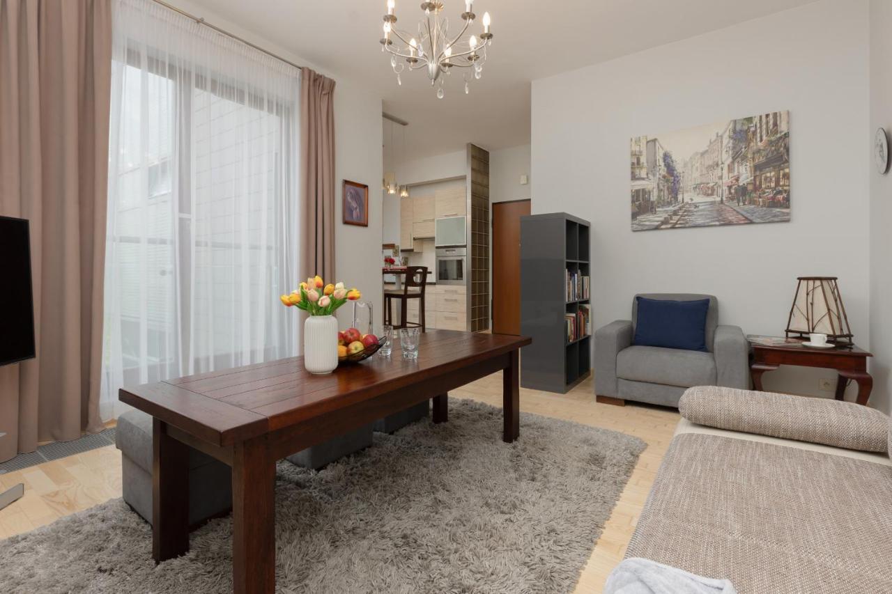 Comfy & Classy Near Cos Torwar By Renters Apartment *