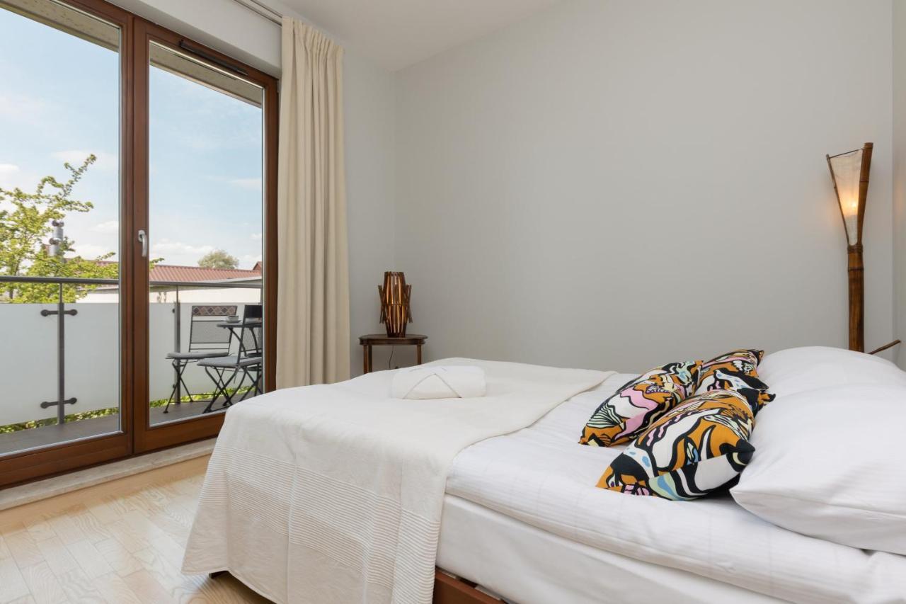 Comfy & Classy Near Cos Torwar By Renters Apartment