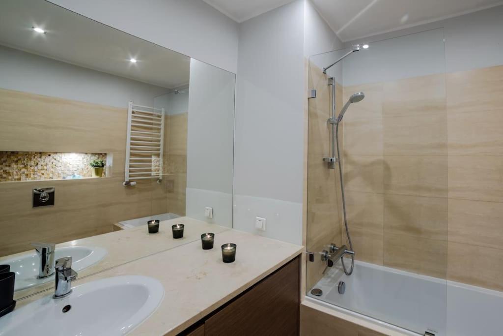 Oomph Downtown Atmospheric Zelazna Street Apartment *