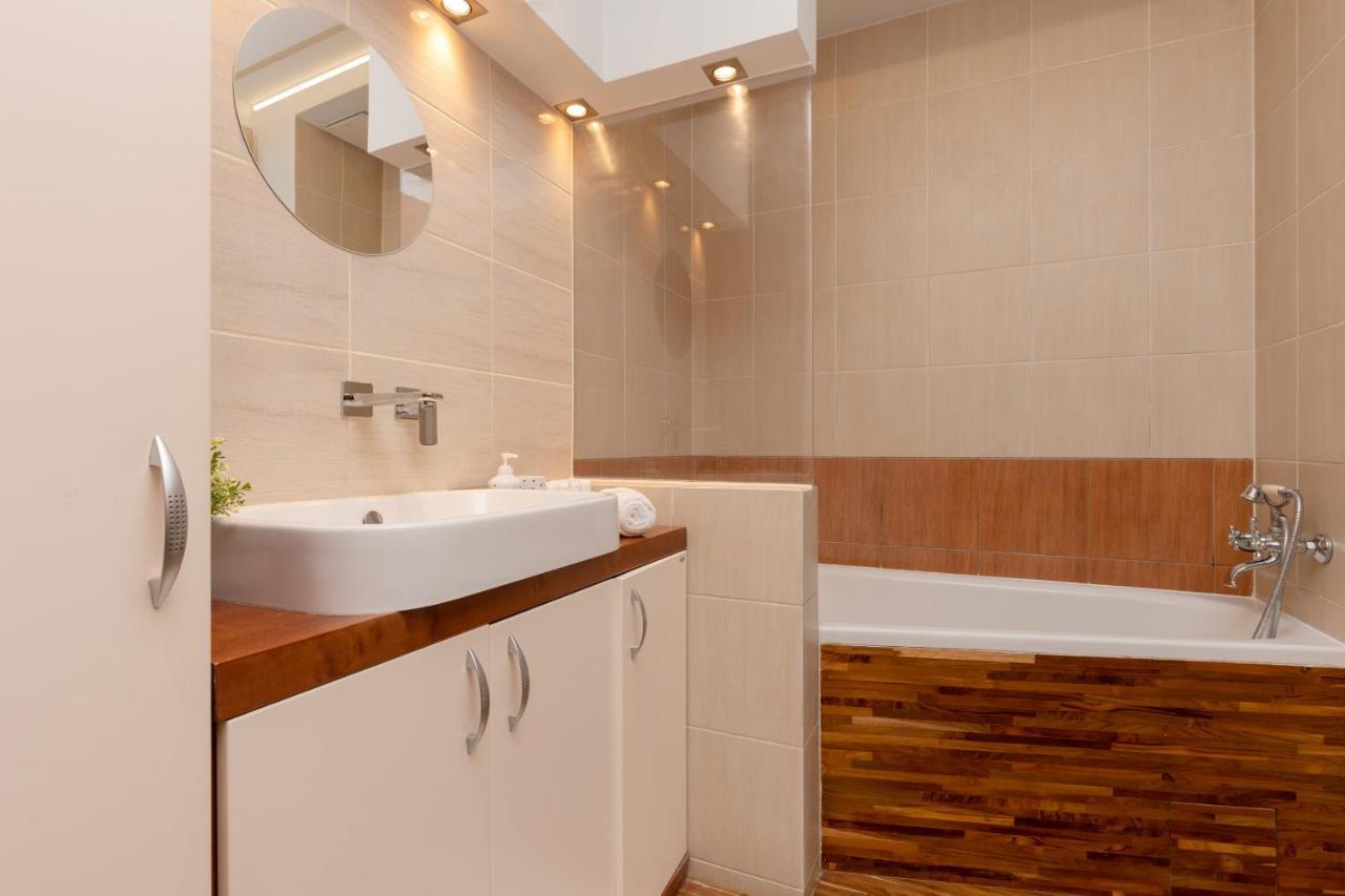 Comfy & Classy Near Cos Torwar By Renters