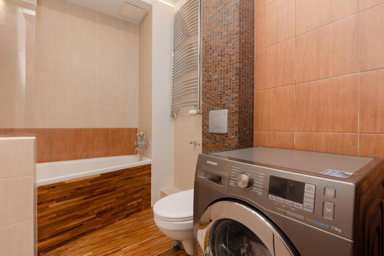 Comfy & Classy Near Cos Torwar By Renters Apartment