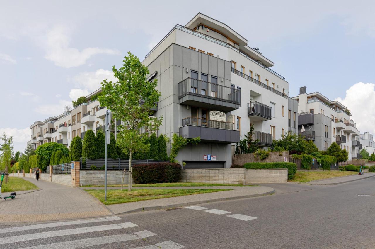 Spacious & Homely With Parking In Wilanow By Renters