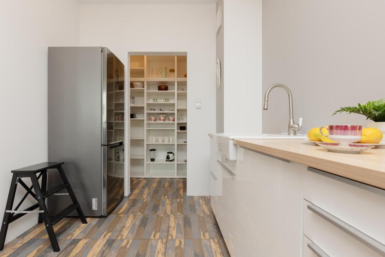 Spacious & Homely With Parking In Wilanow By Renters Apartamento *