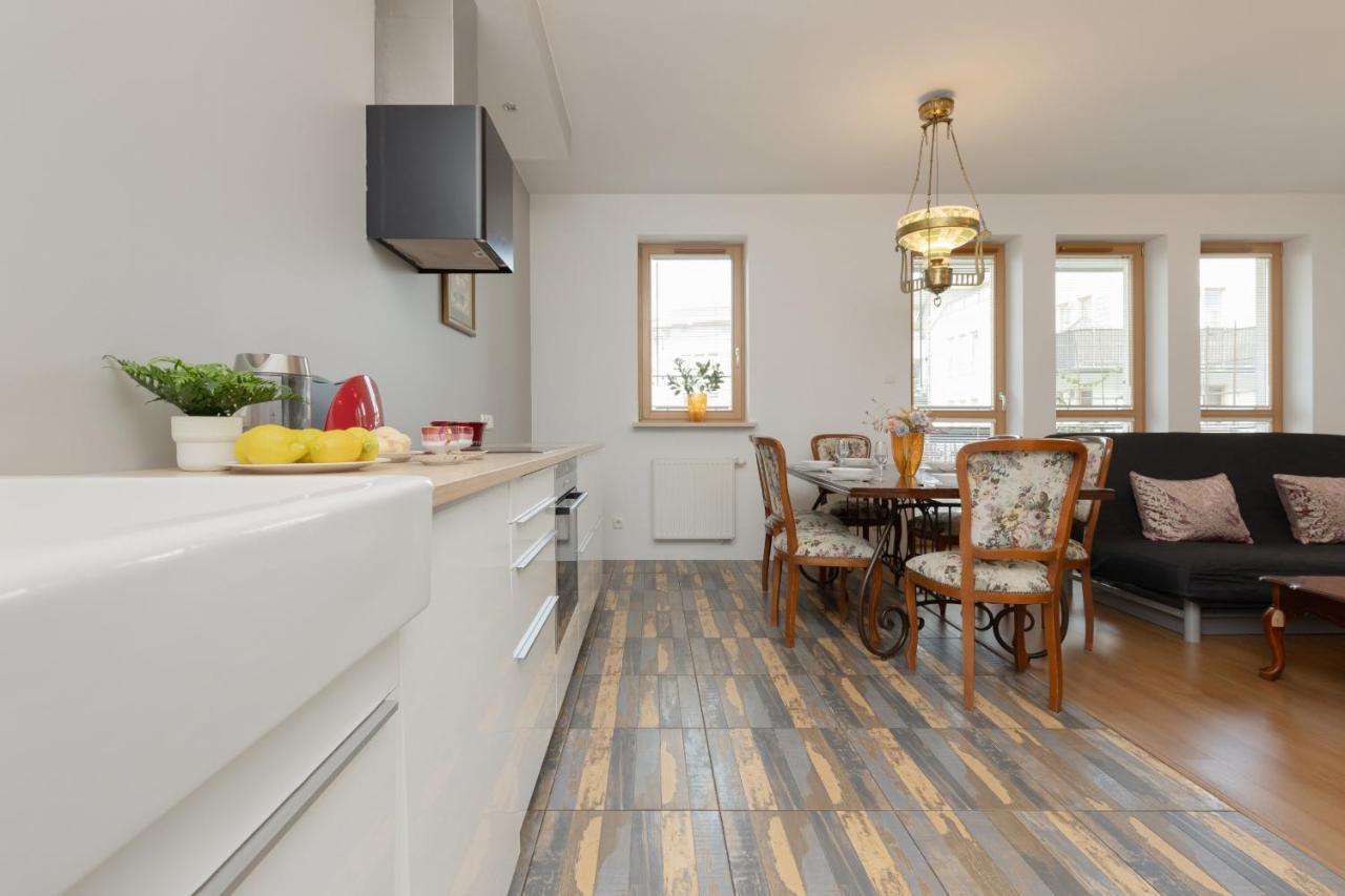 Apartamento Spacious & Homely With Parking In Wilanow By Renters Varsóvia