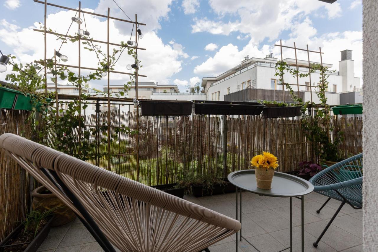 Spacious & Homely With Parking In Wilanow By Renters