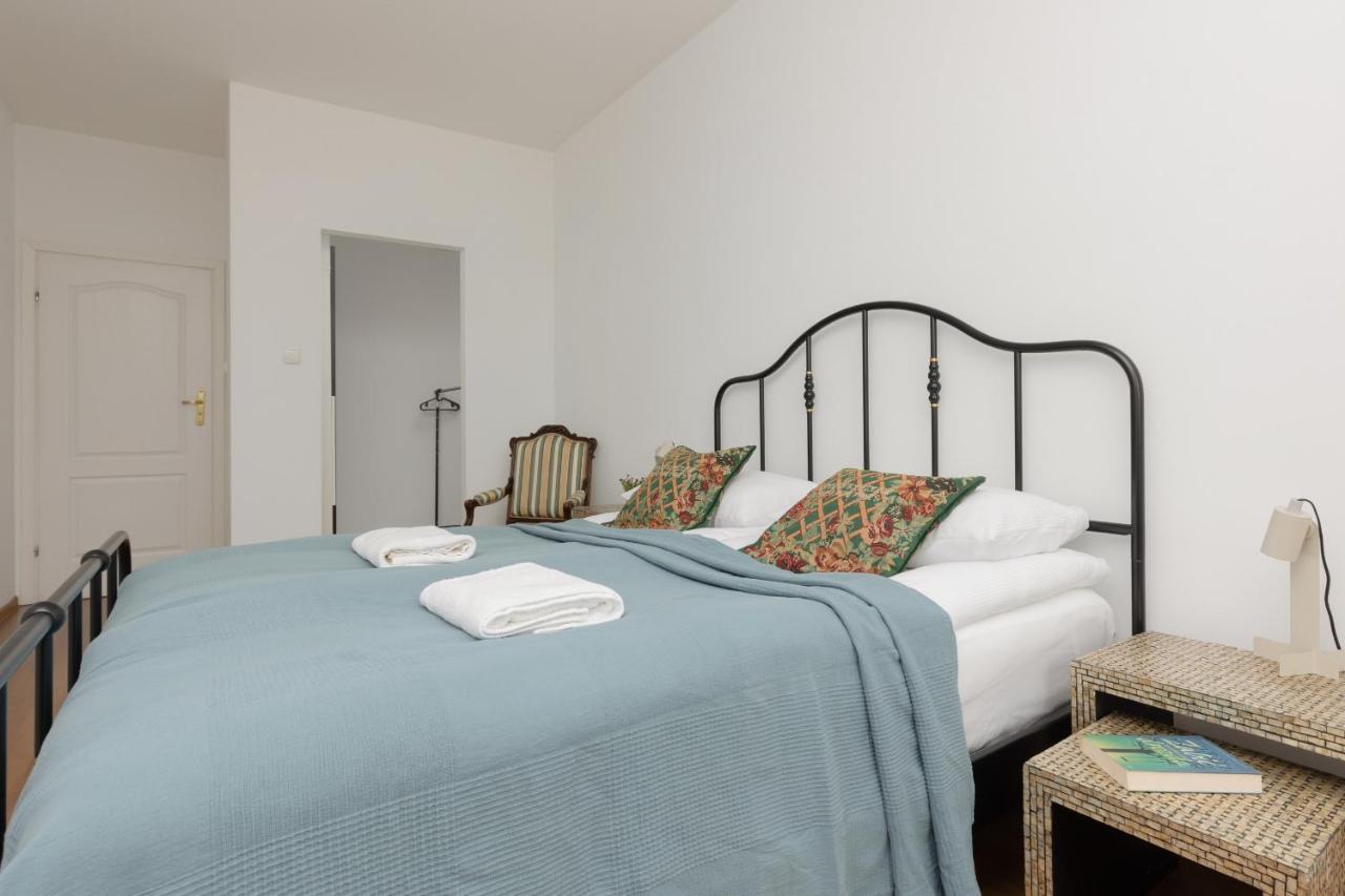 Apartamento Spacious & Homely With Parking In Wilanow By Renters Varsóvia