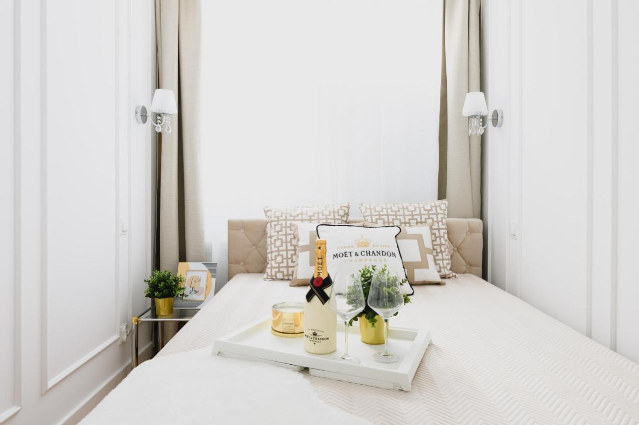 Glam & Modern By Cooee Apartment