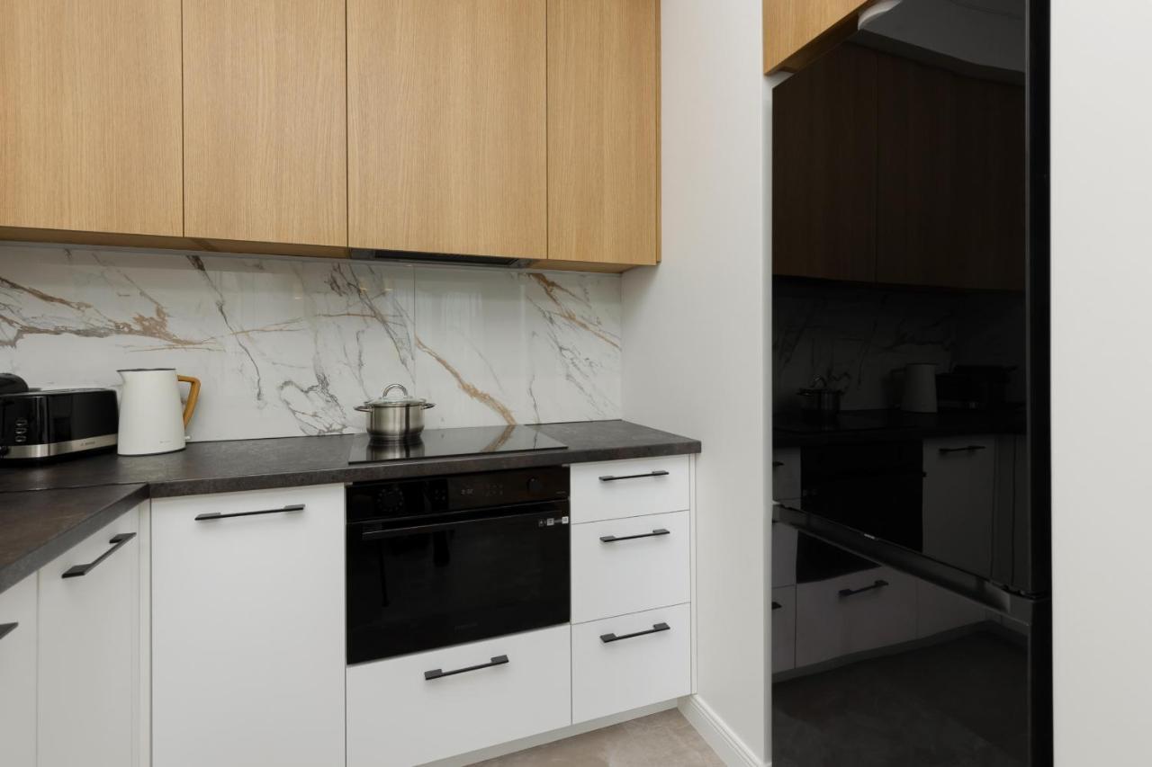 Stylish With Parking By Renters Prestige Apartment *