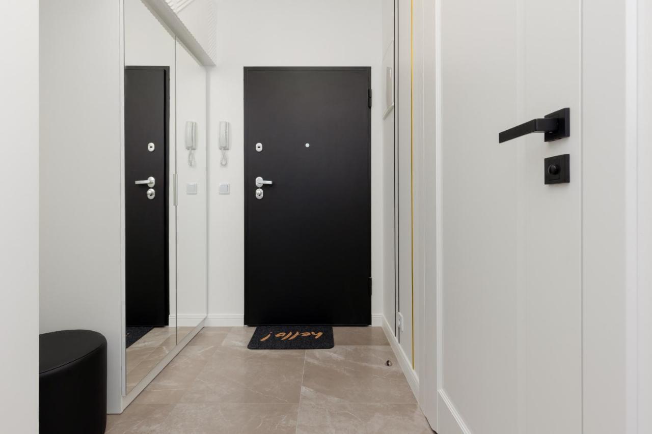 Stylish With Parking By Renters Prestige Apartment