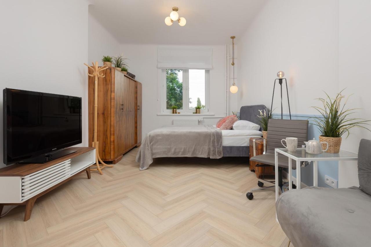 Art Deco Old Town By Renters Apartament *