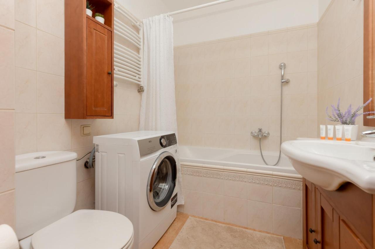 Zelazna Comfortable Center Of By Renters