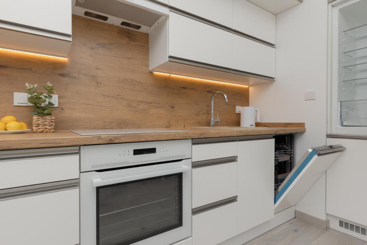 Cozy With Parking Bakalarska By Renters Apartment