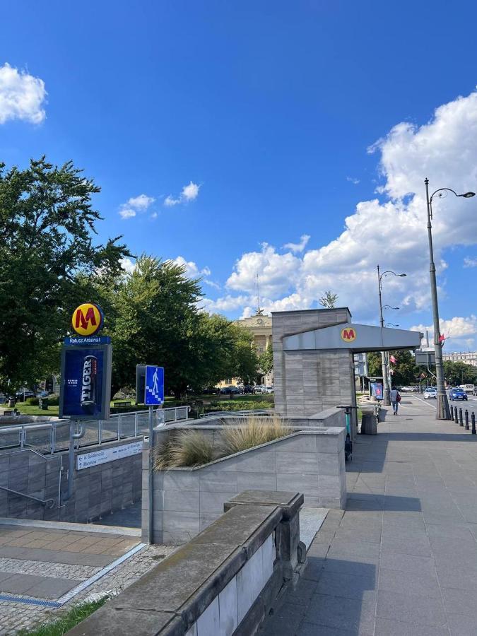 Solidarnosci, Metro, Wi-fi, Tv, Youtube - By Hik Warsaw