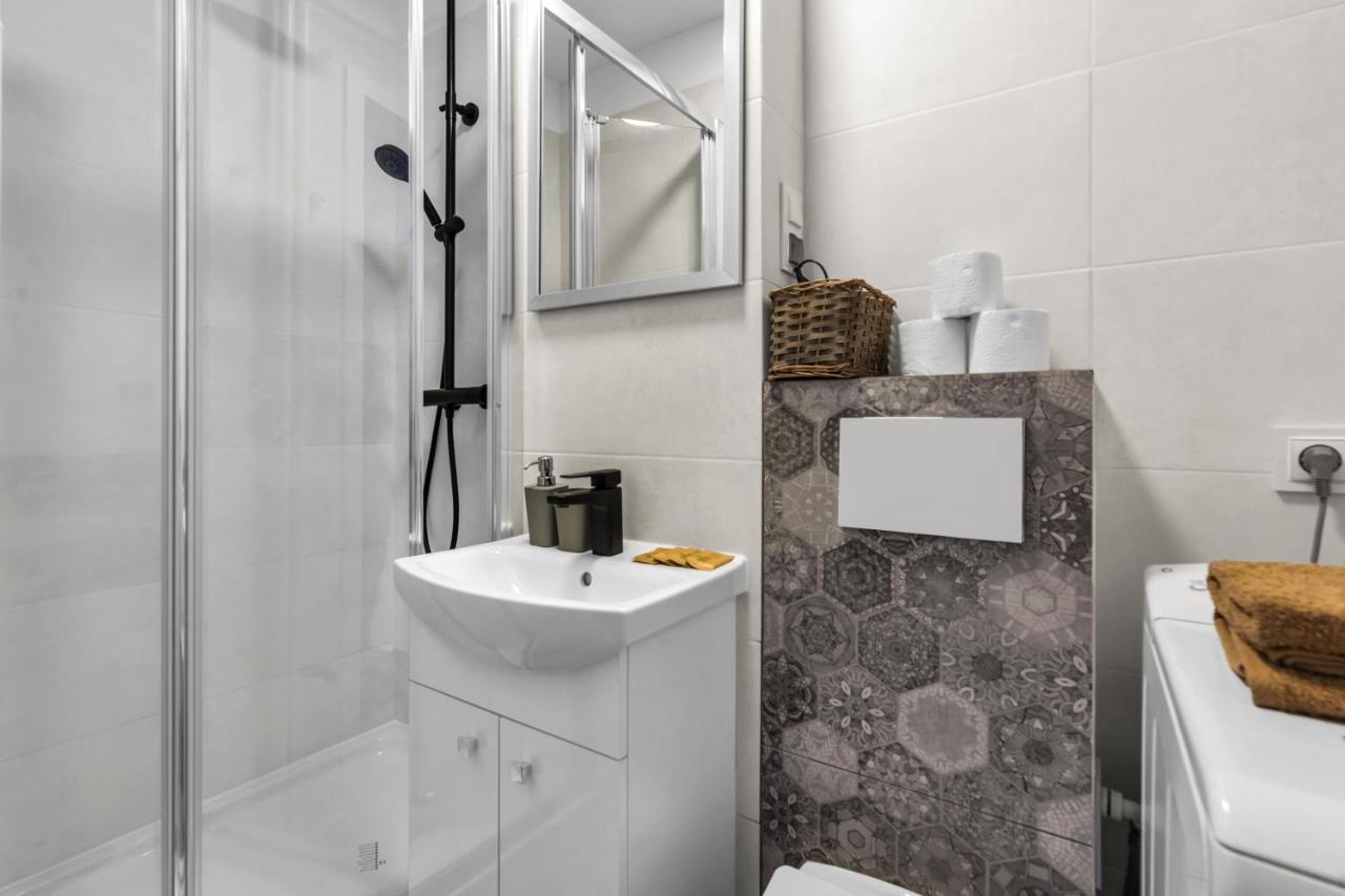 City Center Studio - Park, Subway Nearby - By Rentujemy Apartment *