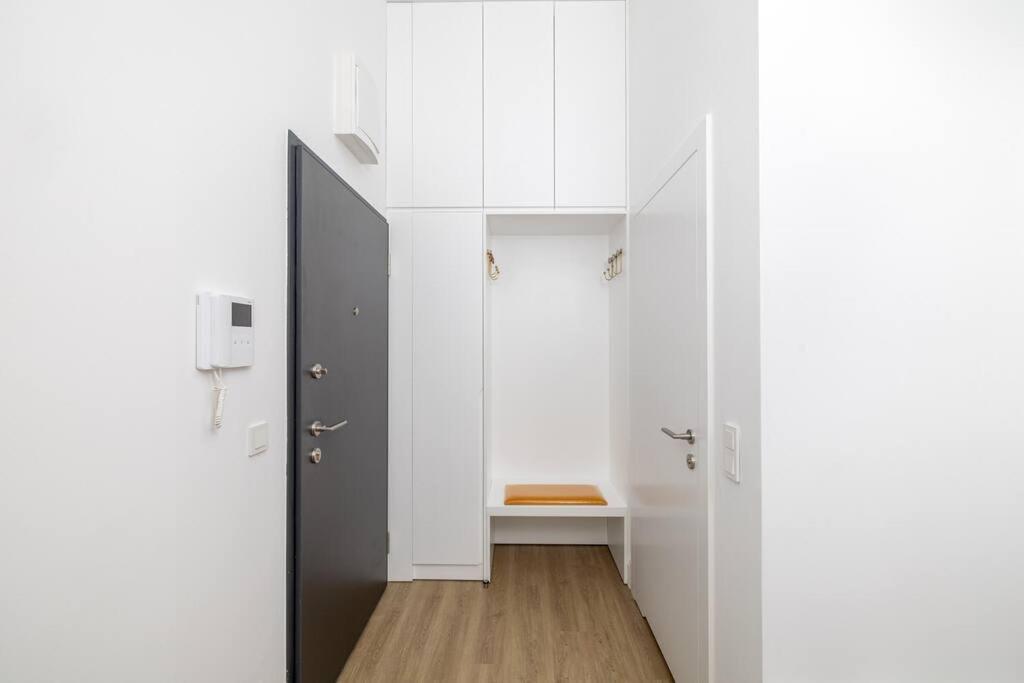 1-bedroom Luxury Near Metro *