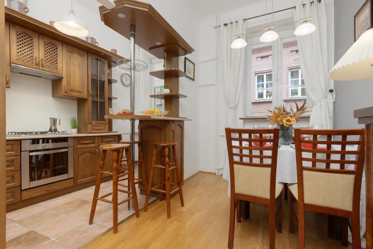 One Bedroom Next To The Royal Castle In By Renters Apartment *