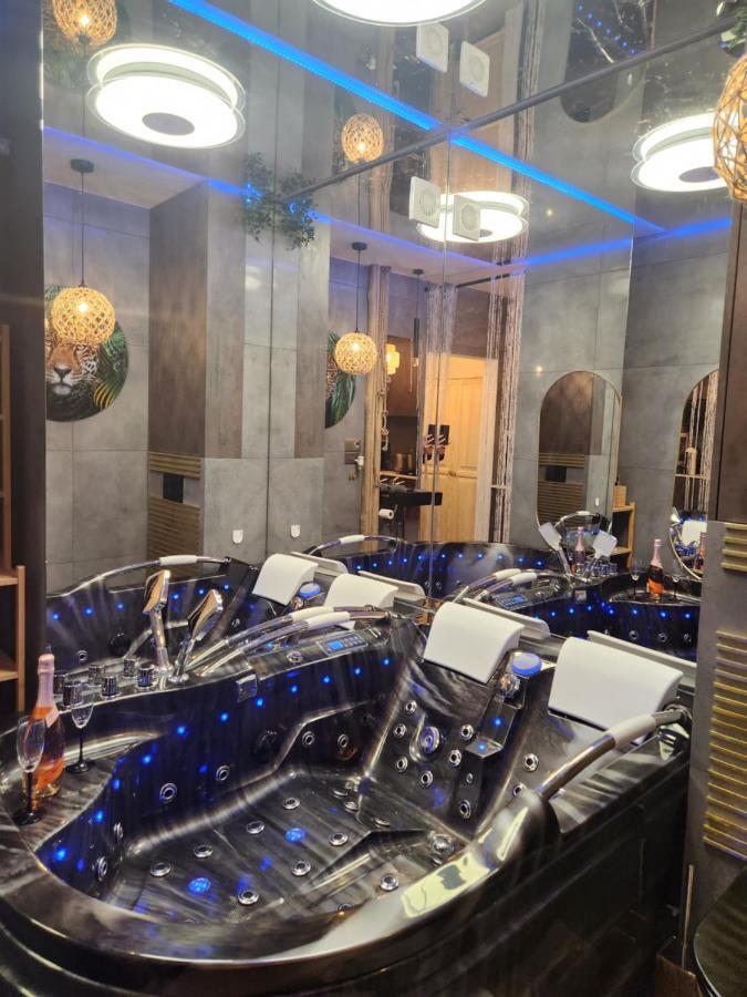 Apartamento Wola Wyjatkowe: Luxe With Jacuzzi, Sauna & Prosecco