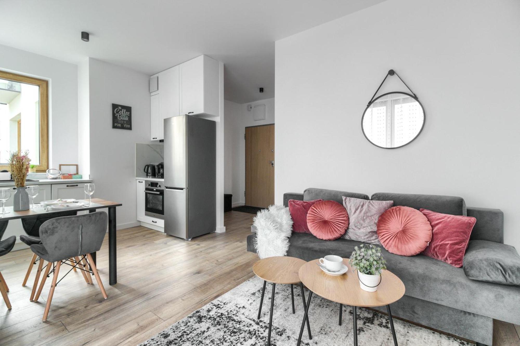 M&r Airport&business Wynalazek - Fast Wi-fi - Underground Garage - Self Check-in - Netflix - 6 Min From Chopin Airport Apartment