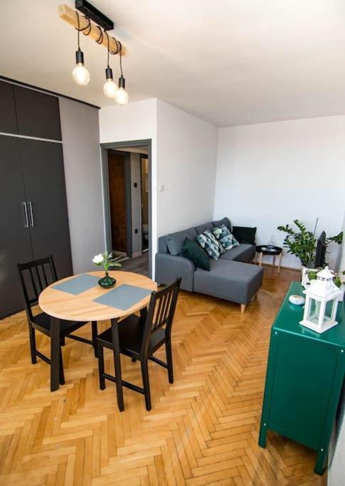 Bright 7th Floor With Balcony & View