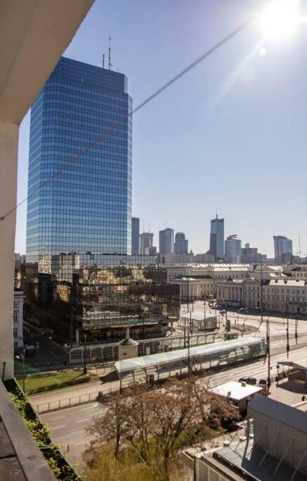 Bright 7th Floor With Balcony & View