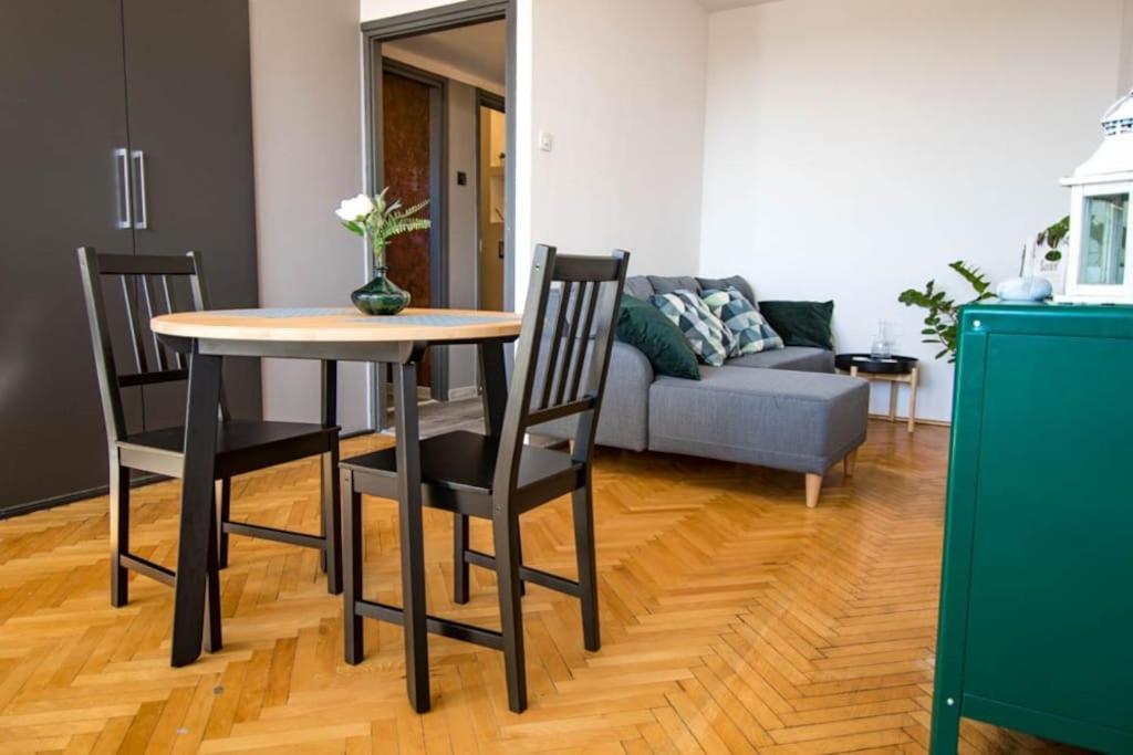 Bright 7th Floor With Balcony & View