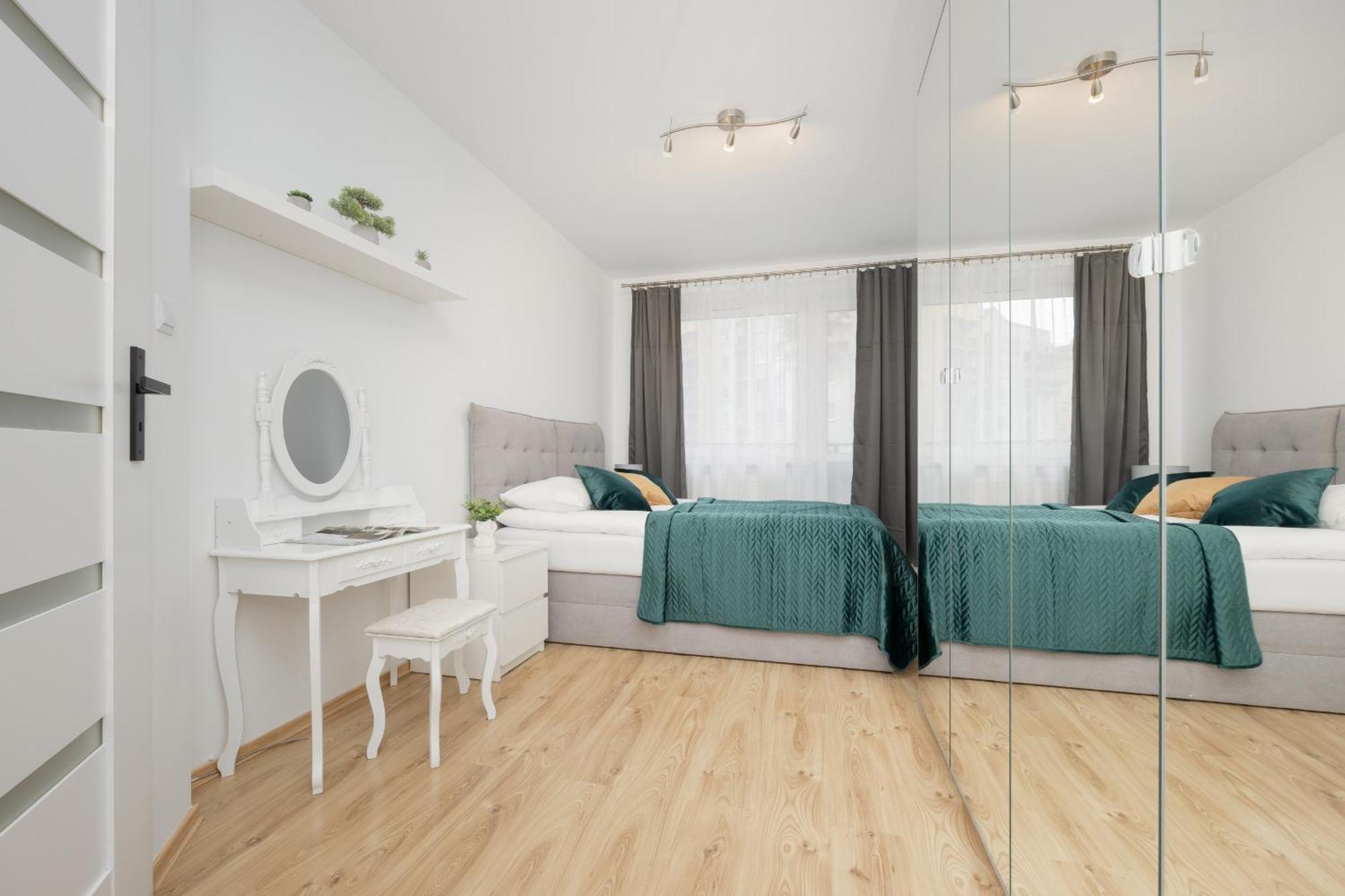 One-bedroom With Two Balconies In By Renters Apartament Warszawa