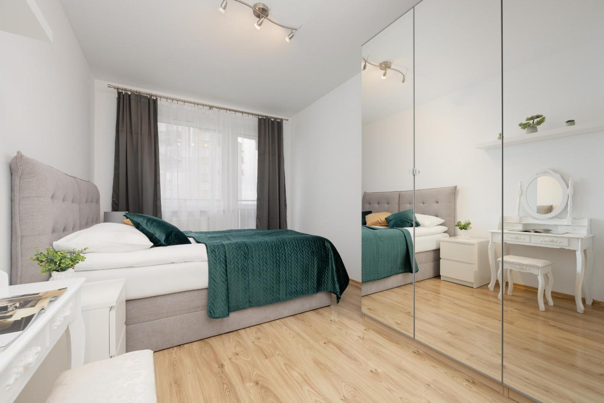 One-bedroom With Two Balconies In By Renters Apartament *