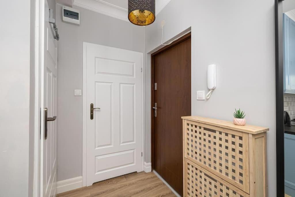 Ecru Elegant & Charming With Bedroom Wwa15 Apartment