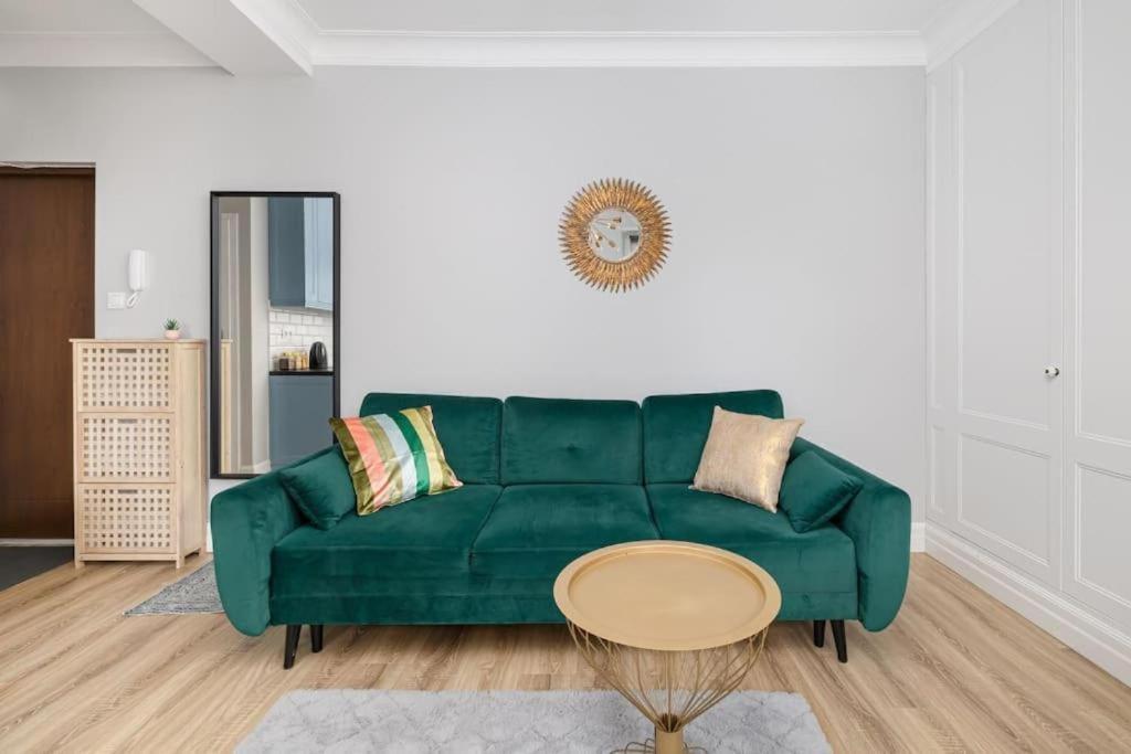 Ecru Elegant & Charming With Bedroom Wwa15 Warsaw