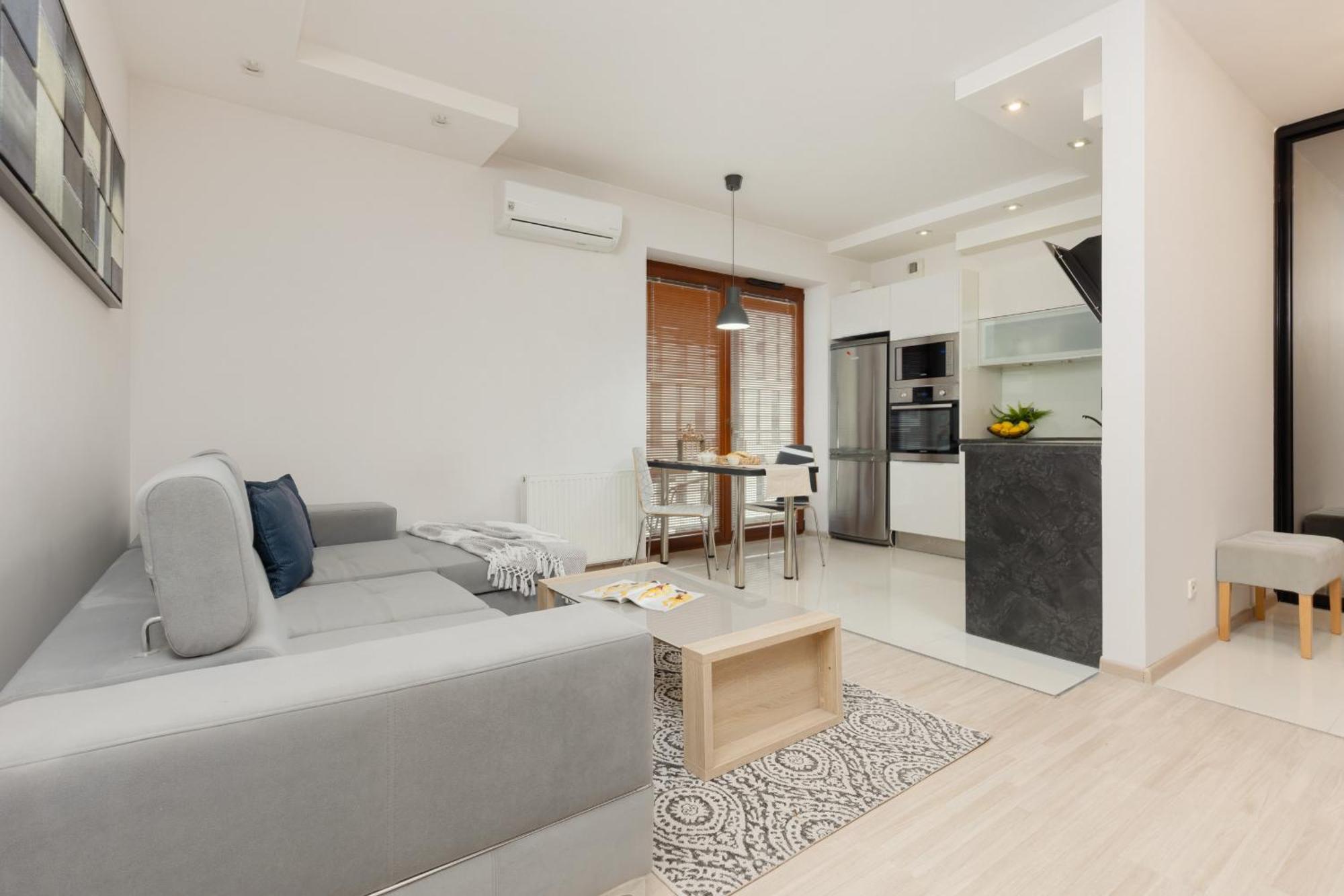 Woronicza With Balcony In Warsaw's Mokotow By Renters Apartamento *