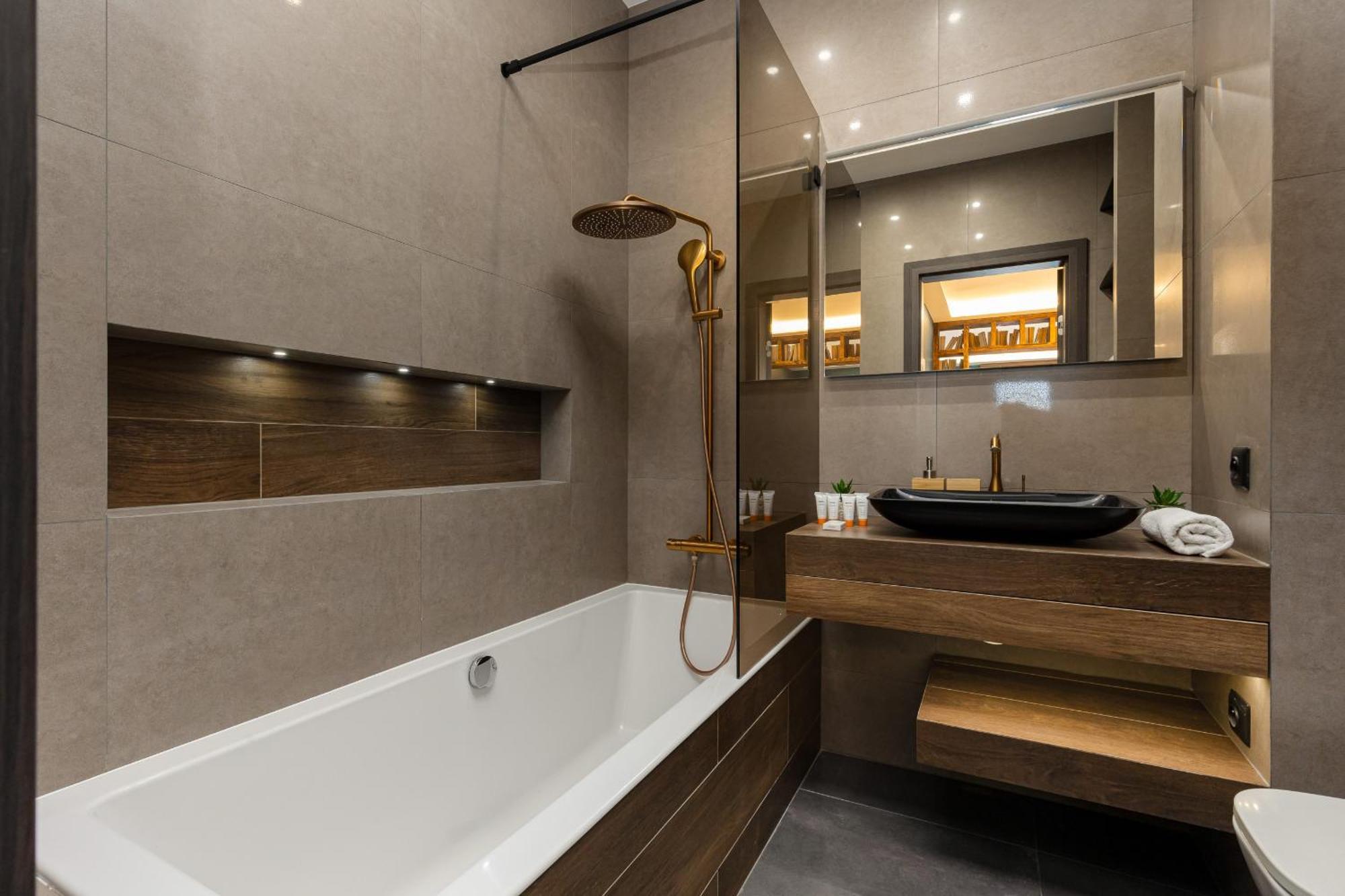 Căn hộ Emerald With Parking By Renters *