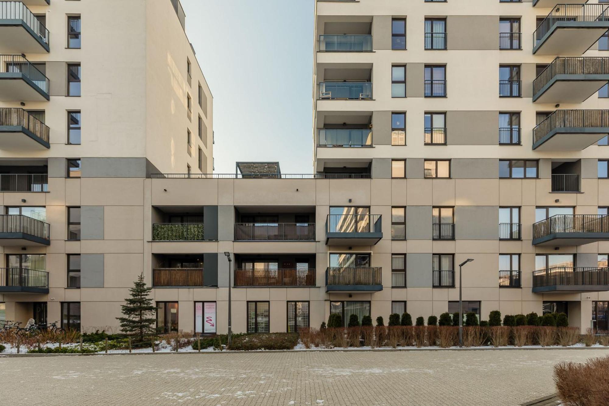 Emerald With Parking By Renters Warsaw