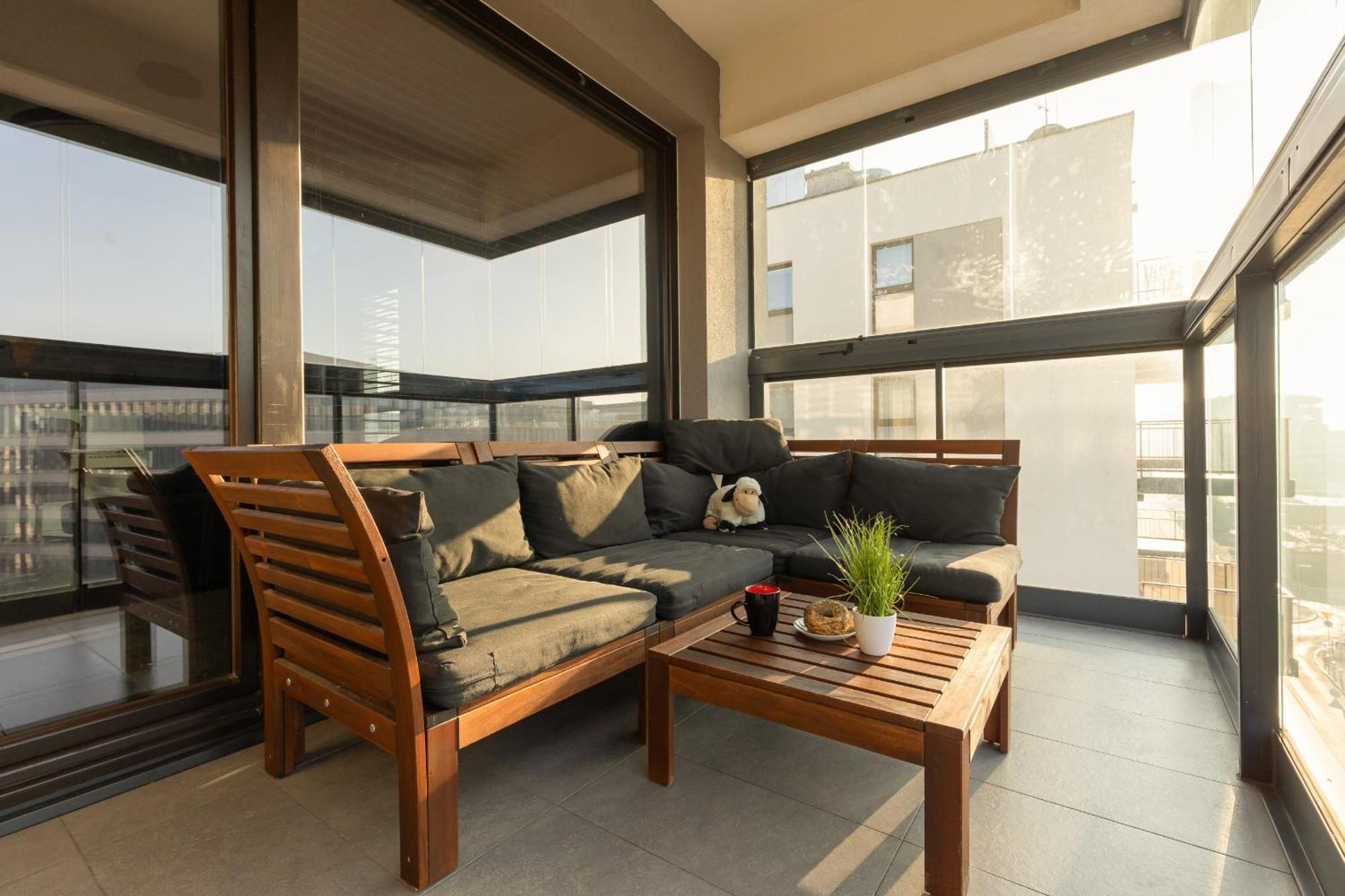 Căn hộ Emerald With Parking By Renters