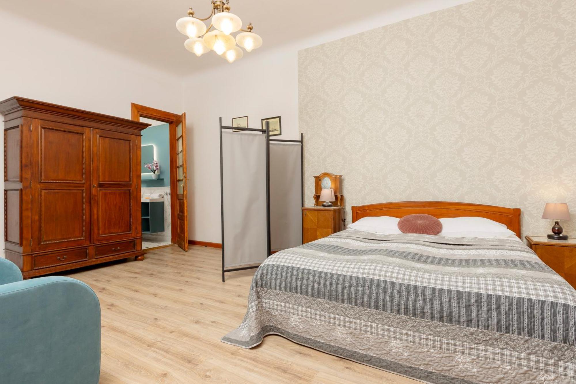 Vintage Praga By Renters