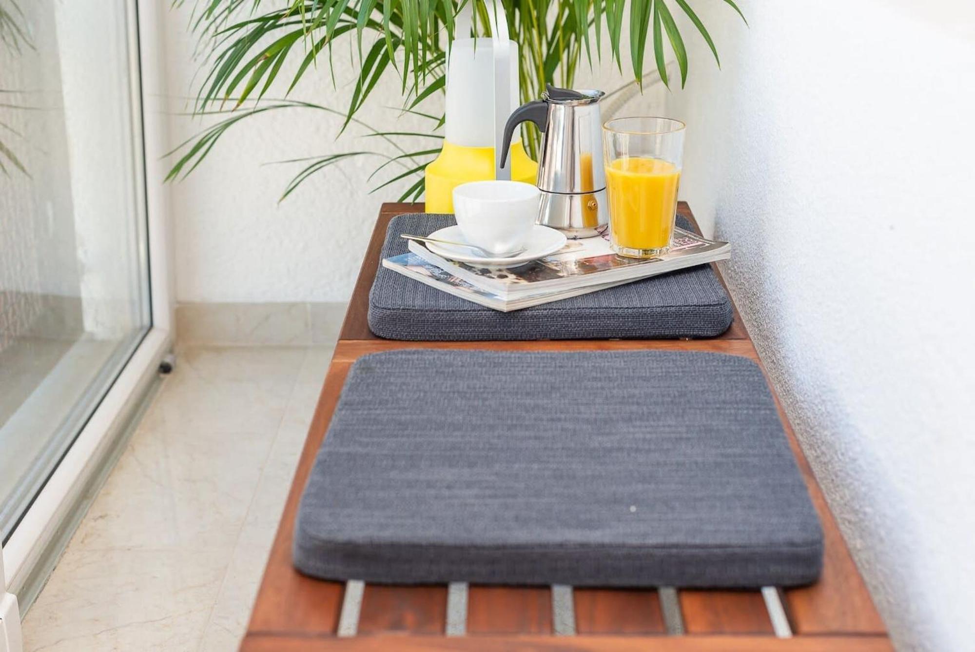 Navy Aesthetic With Balcony By Renters Apartament Warszawa