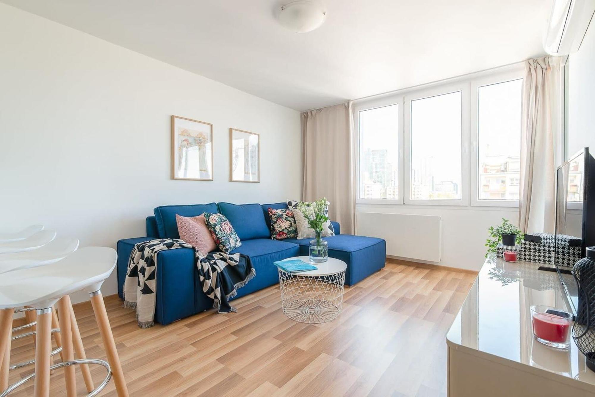 Navy Aesthetic With Balcony By Renters Apartament *