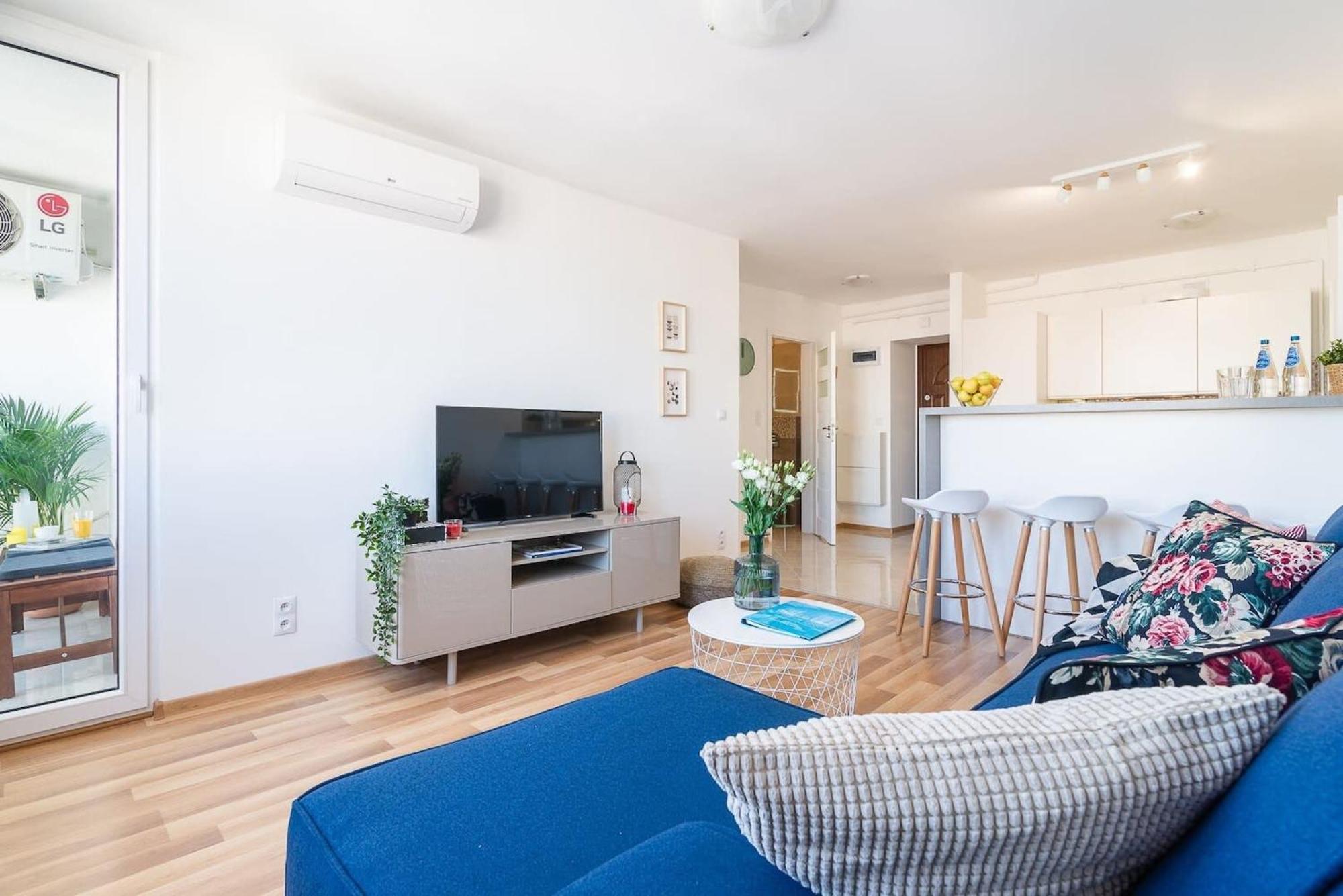 Apartament Navy Aesthetic With Balcony By Renters Warszawa