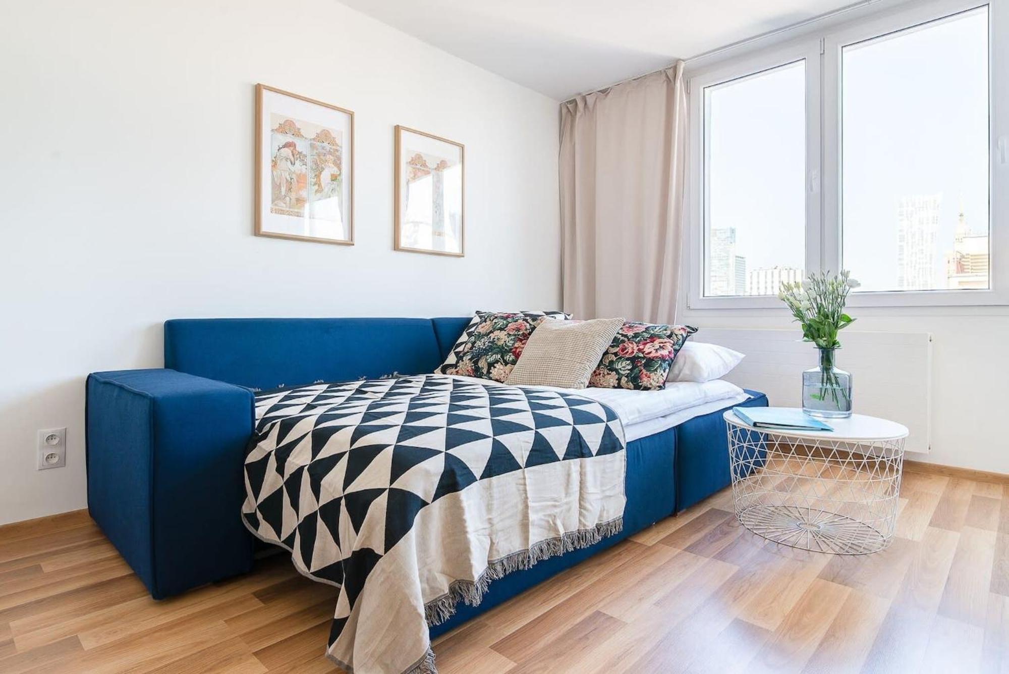 Navy Aesthetic With Balcony By Renters Apartament *