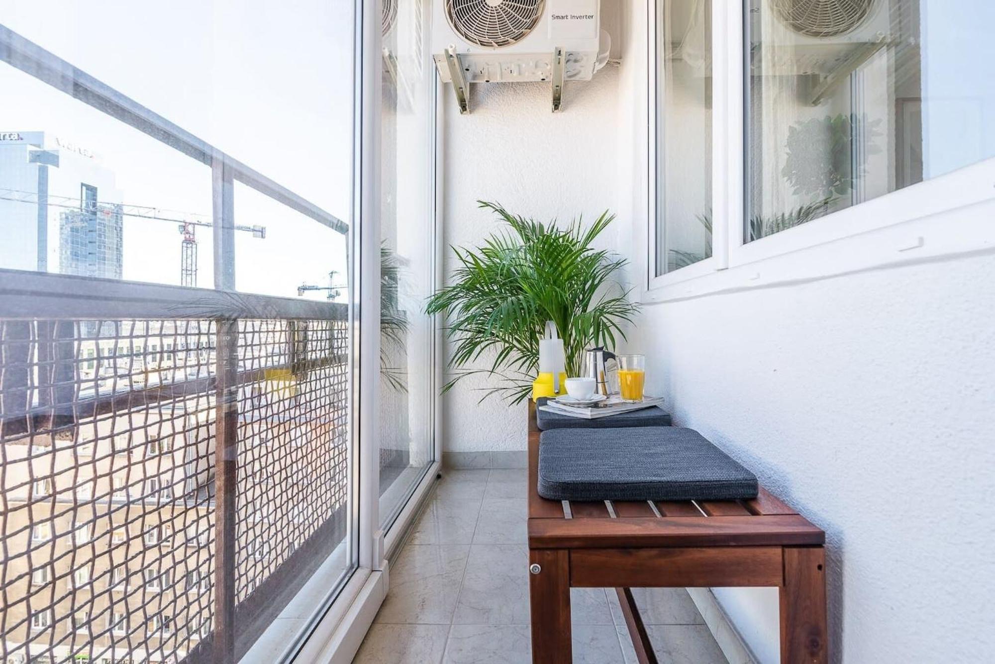 Navy Aesthetic With Balcony By Renters Apartament
