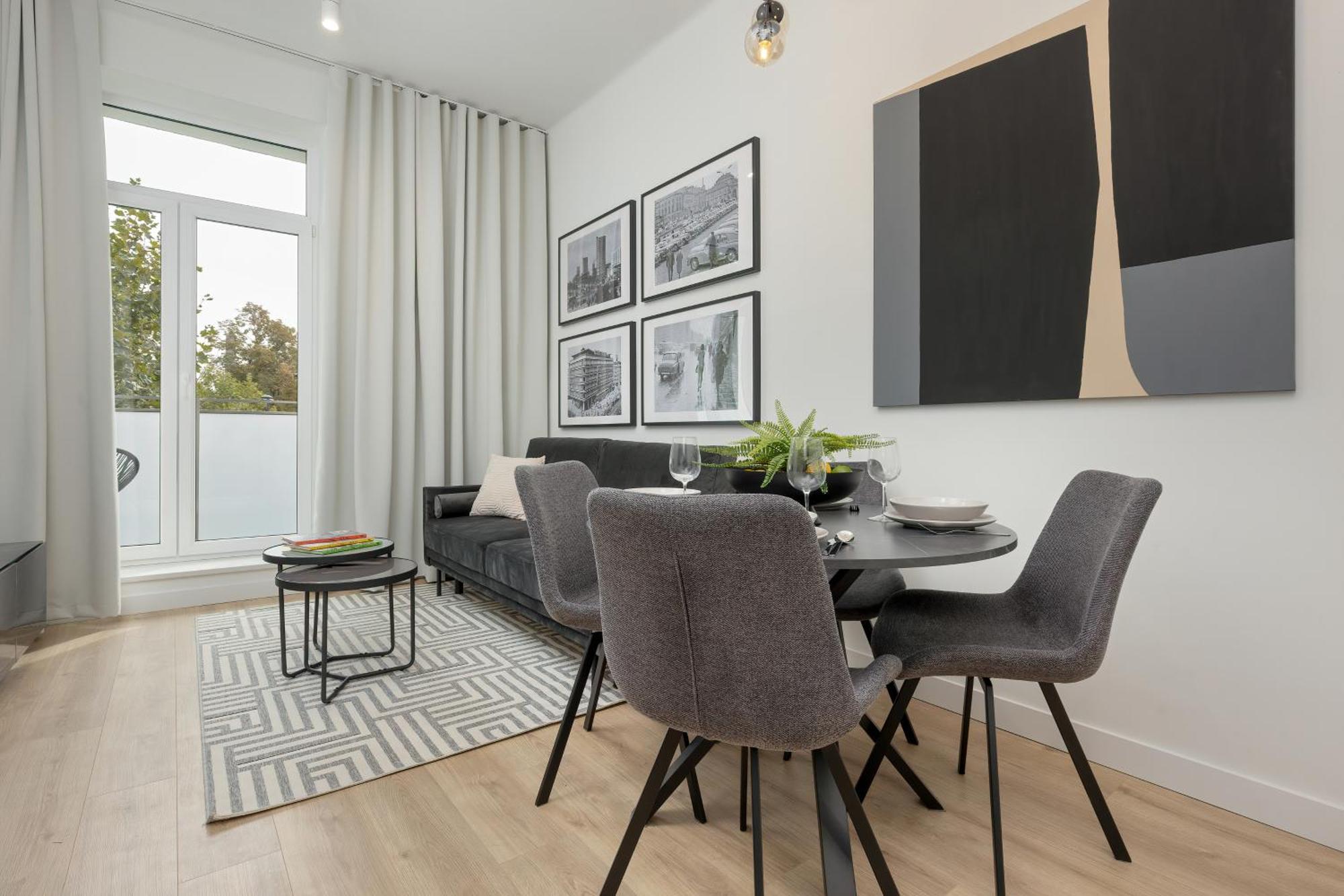 Center By Renters Apartment *