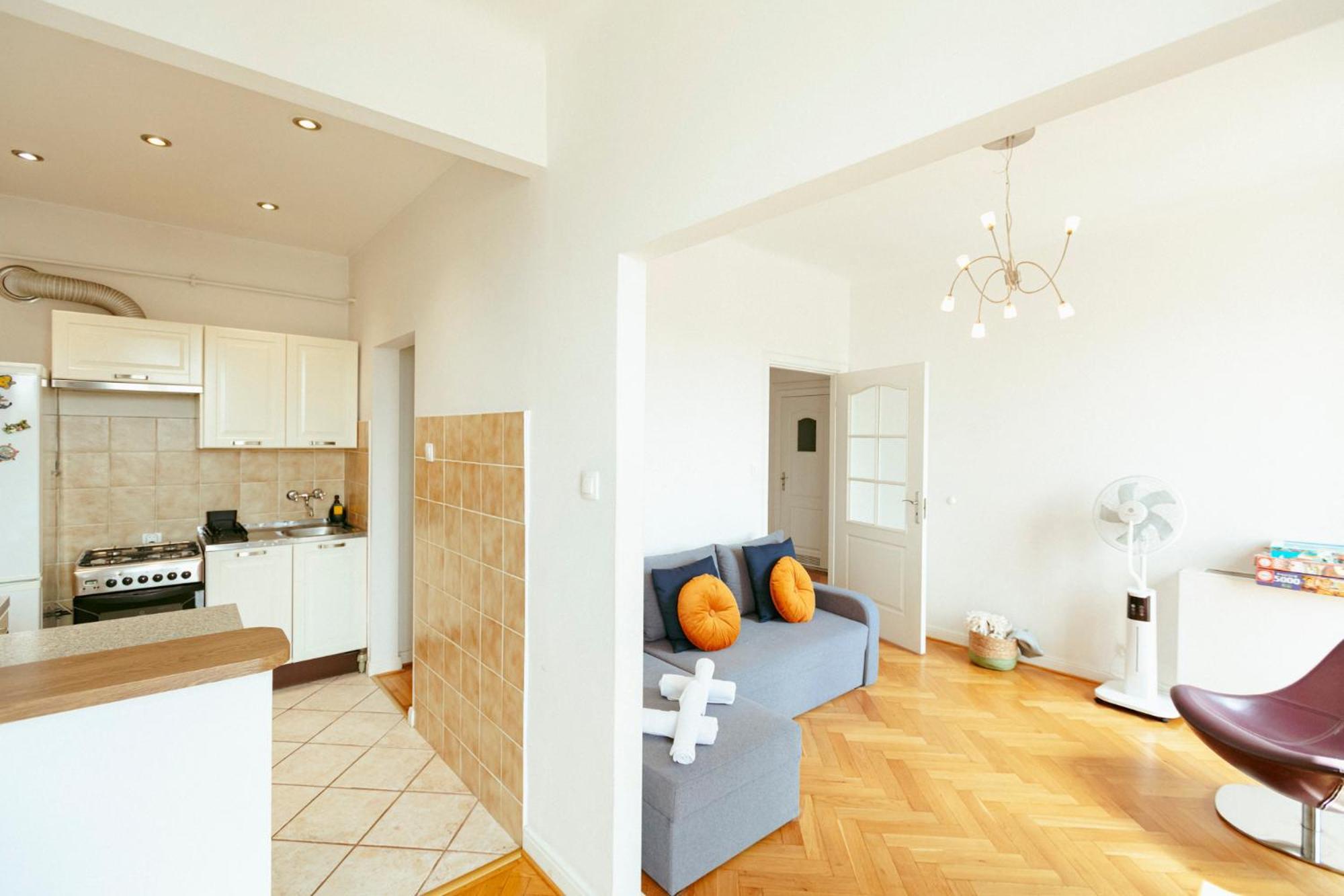 Plac Konstytucji 6 Grey: Spacious With Free Garage
