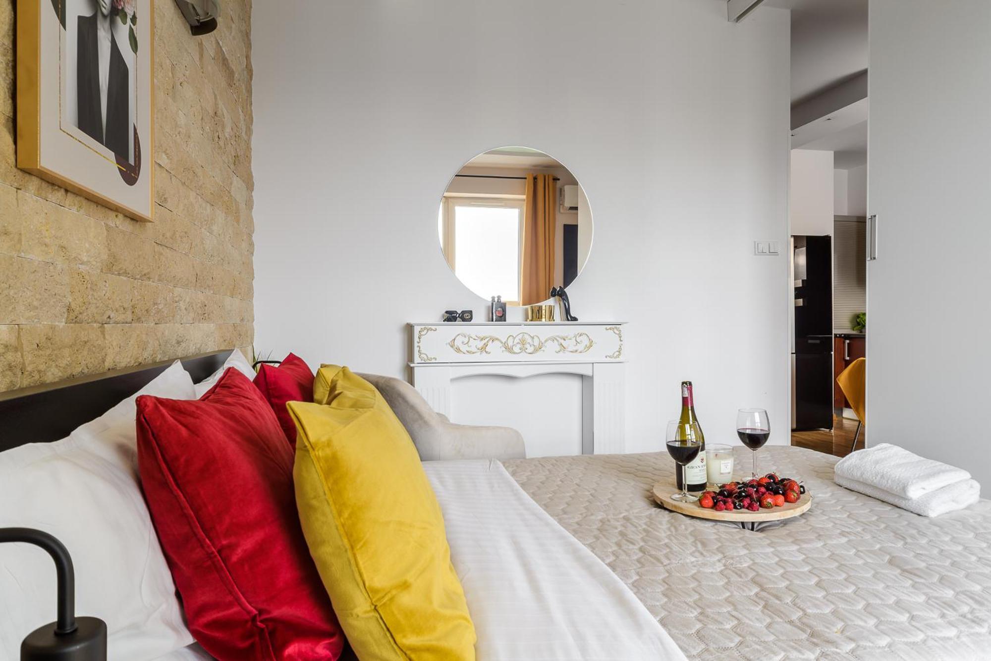 Luxury In Platinum Tower Apartment