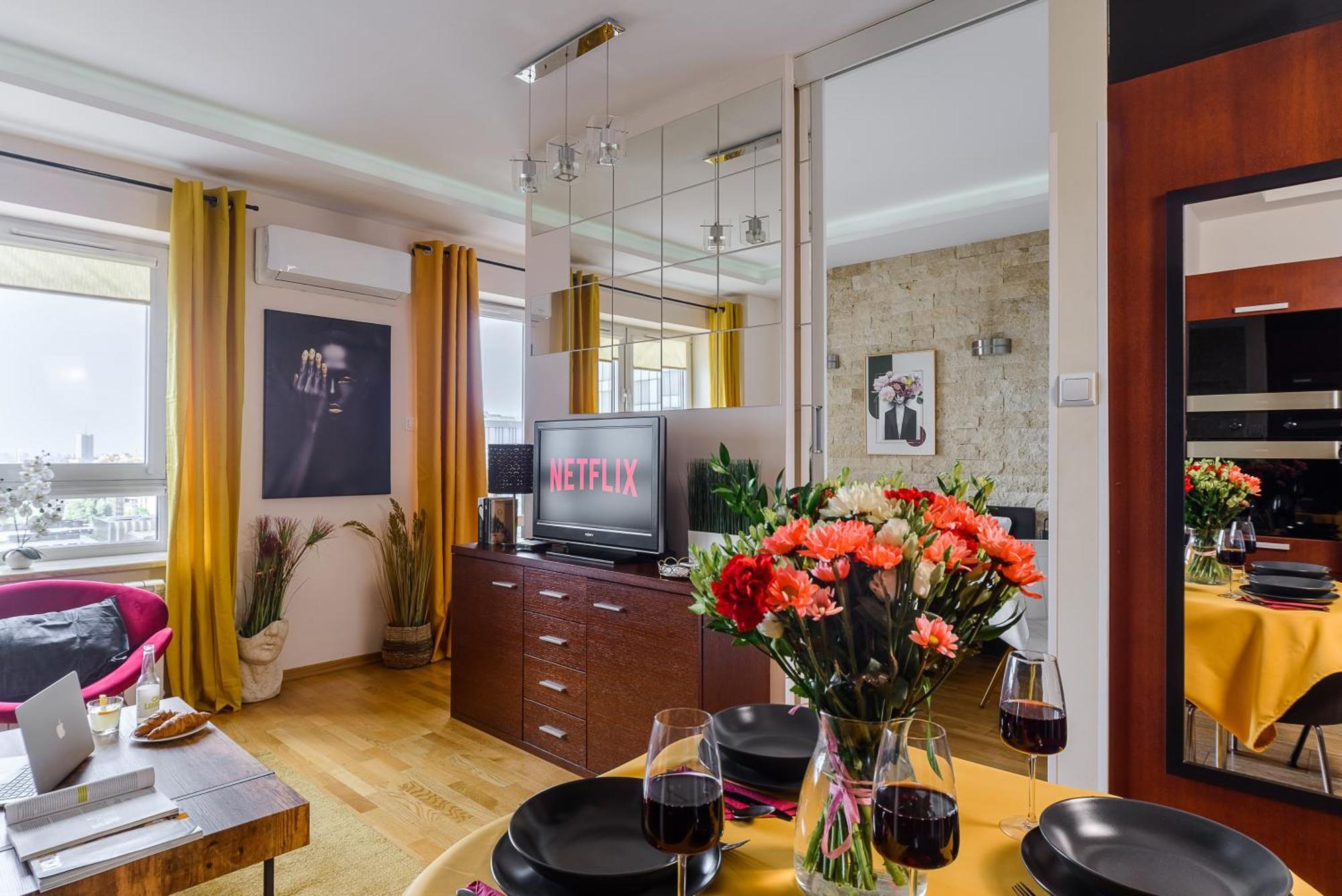 Luxury In Platinum Tower Apartment