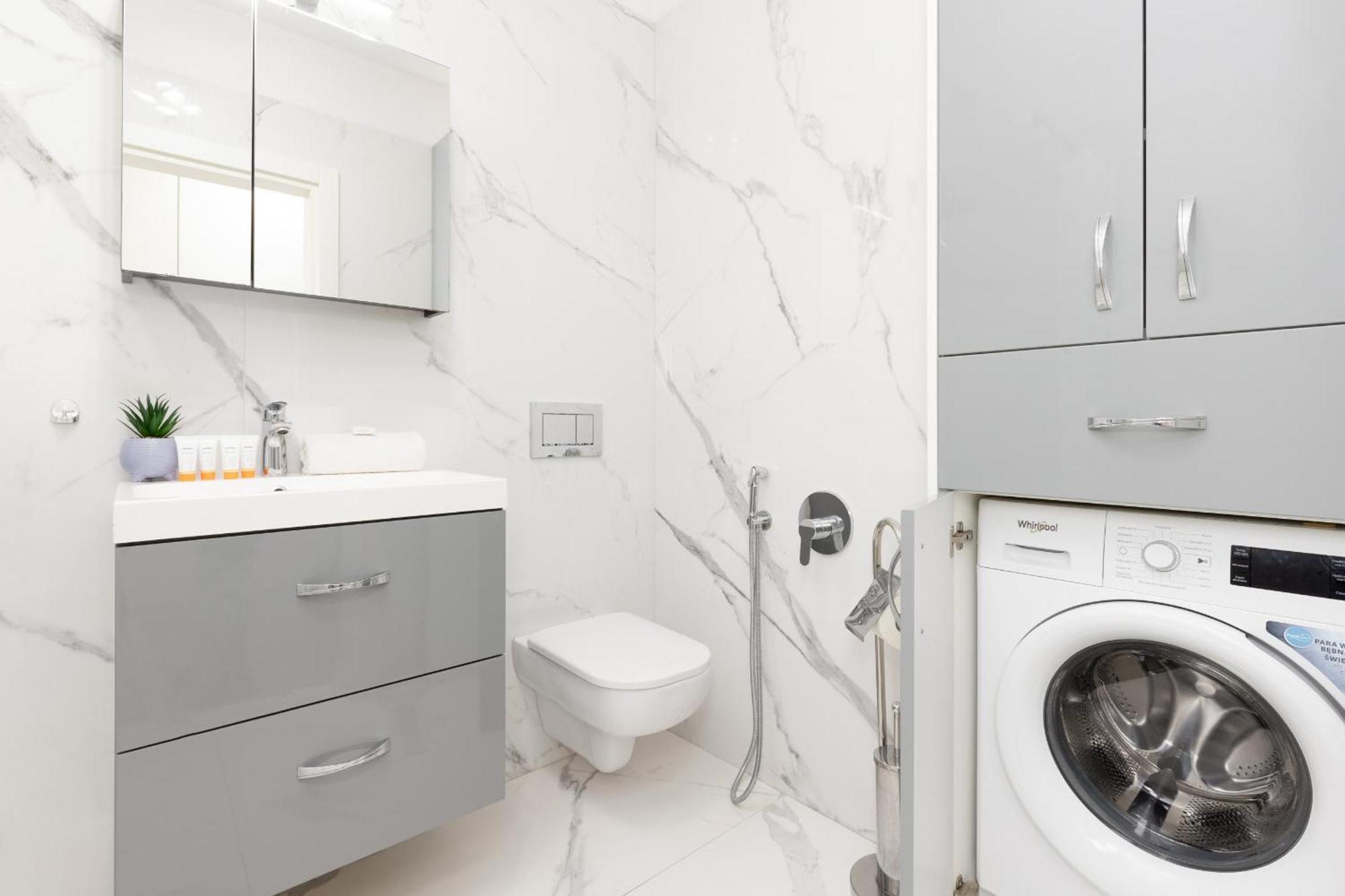 Grzybowska With Air Conditioning & Balcony By Renters Prestige Apartment Warsaw