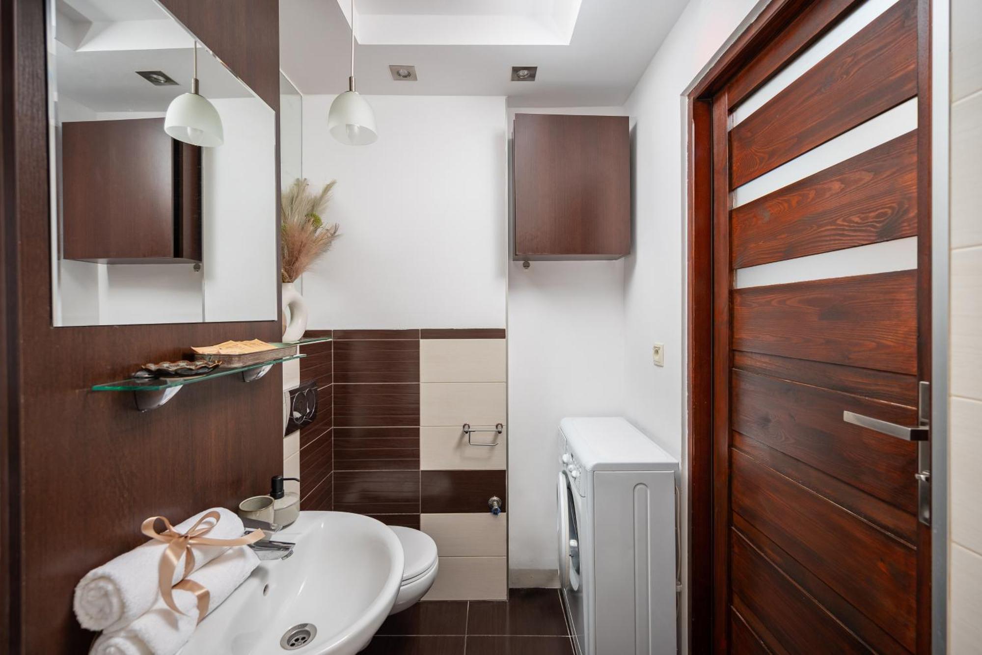 Apartment Classic 2-br At Chmielna 200 M From Station, Parking On Site Warsaw