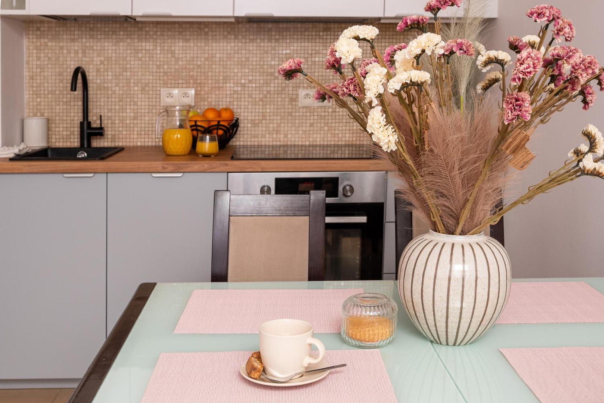 Apartment Classic 2-br At Chmielna 200 M From Station, Parking On Site *