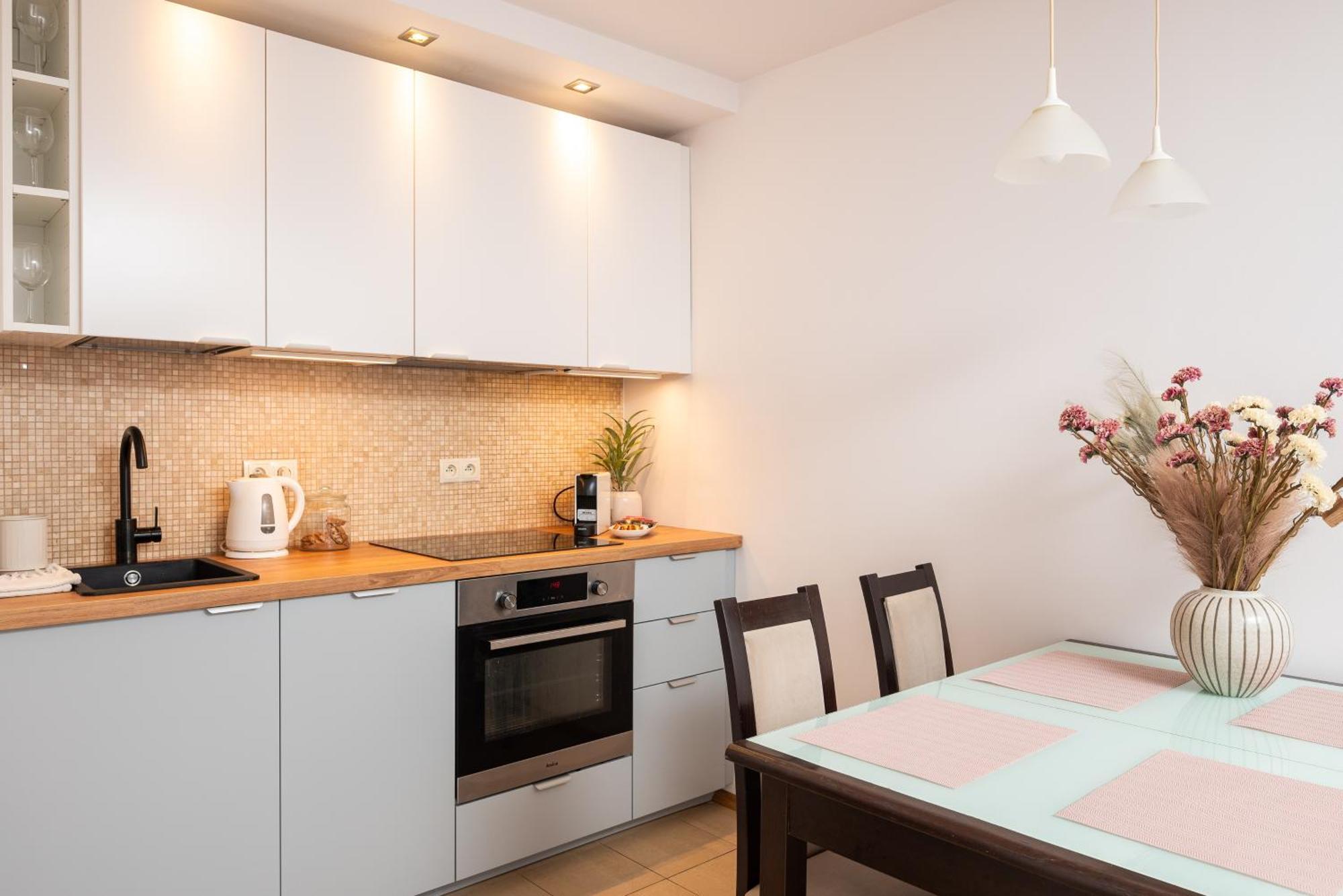 Classic 2-br At Chmielna 200 M From Station, Parking On Site * Warsaw